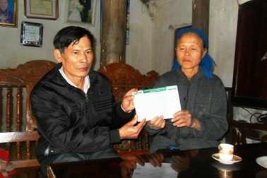 Người mẹ hơn 20 năm nhốt con trong nhà nhận quà bạn đọc   