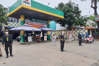 Cảnh sát có vũ trang phong tỏa cây xăng, bắt nữ giám đốc
