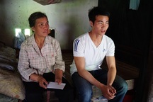 Gập ghềnh đường đến trường của tân sinh viên thiếu cha, mẹ tàn tật