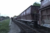 Tàu hỏa trật bánh khỏi đường ray, toa tàu tông gãy cột đèn, lật nghiêng