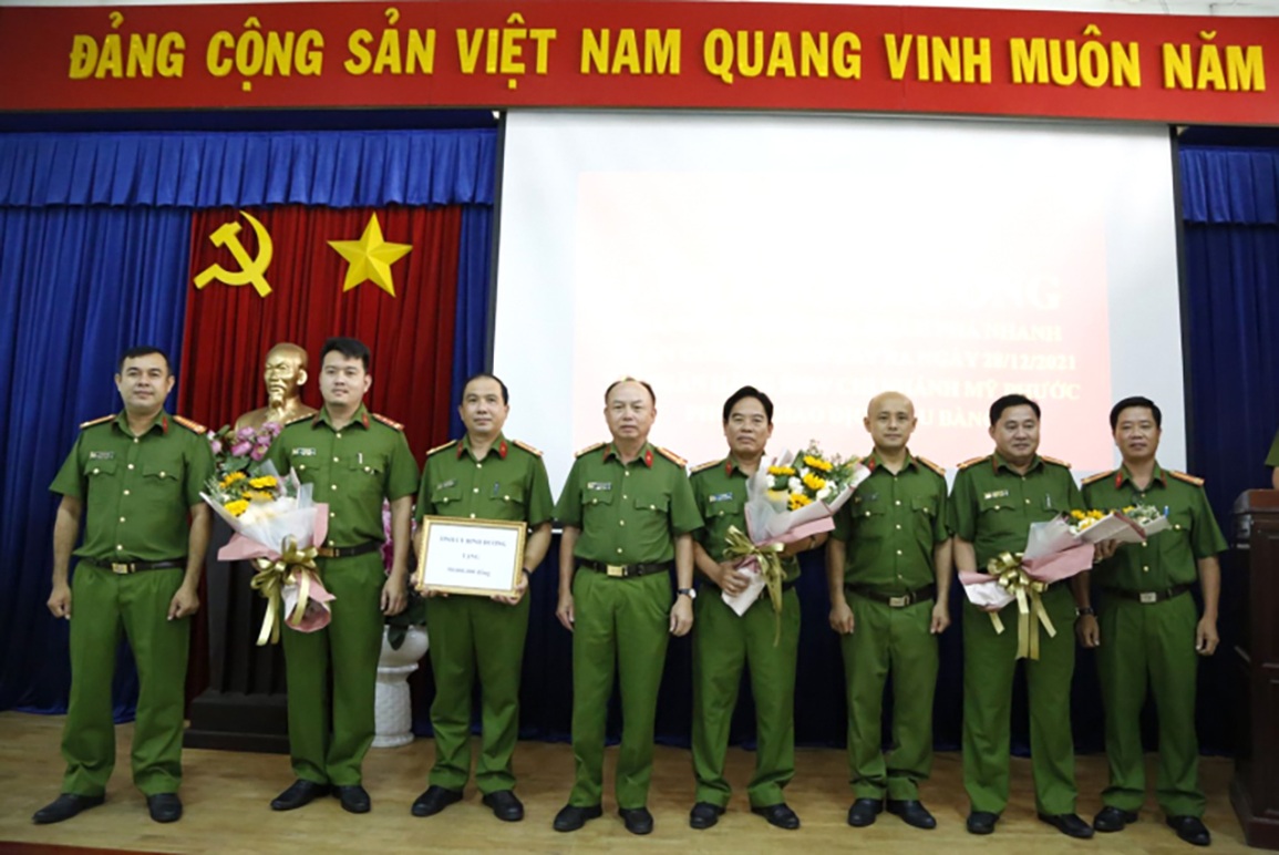 Hơn một giờ truy bắt nghi phạm cướp ngân hàng gây rúng động ở Bình Dương - 4 Hơn một giờ truy bắt nghi phạm cướp ngân hàng gây rúng động ở Bình Dương - 4