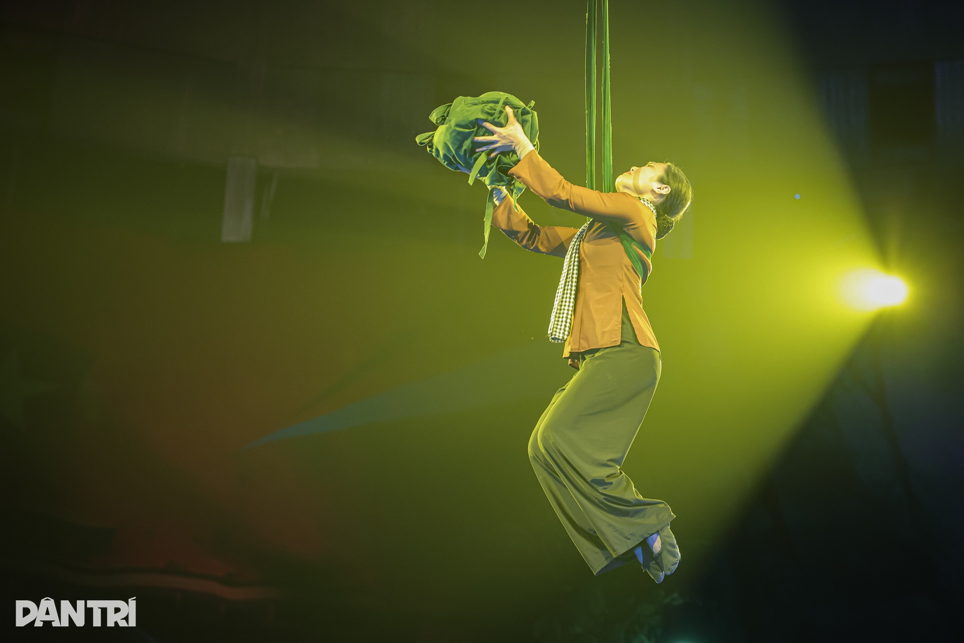 Khán giả mặc áo cờ đỏ sao vàng, cổ vũ xiếc Non sông ngày thống nhất - 12