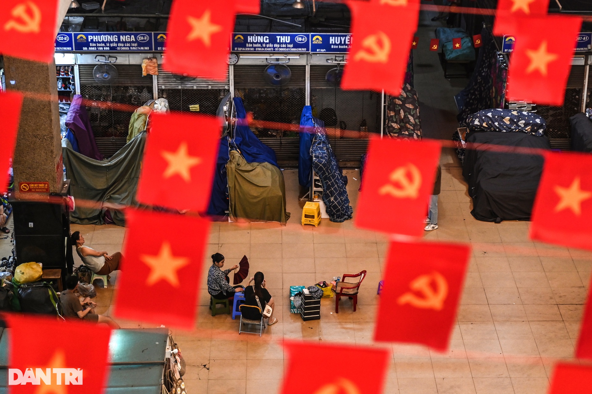 Hàng trăm gian hàng chợ Đồng Xuân đắp chiếu, không bóng người - 11 Hàng trăm gian hàng chợ Đồng Xuân đắp chiếu, không bóng người - 11