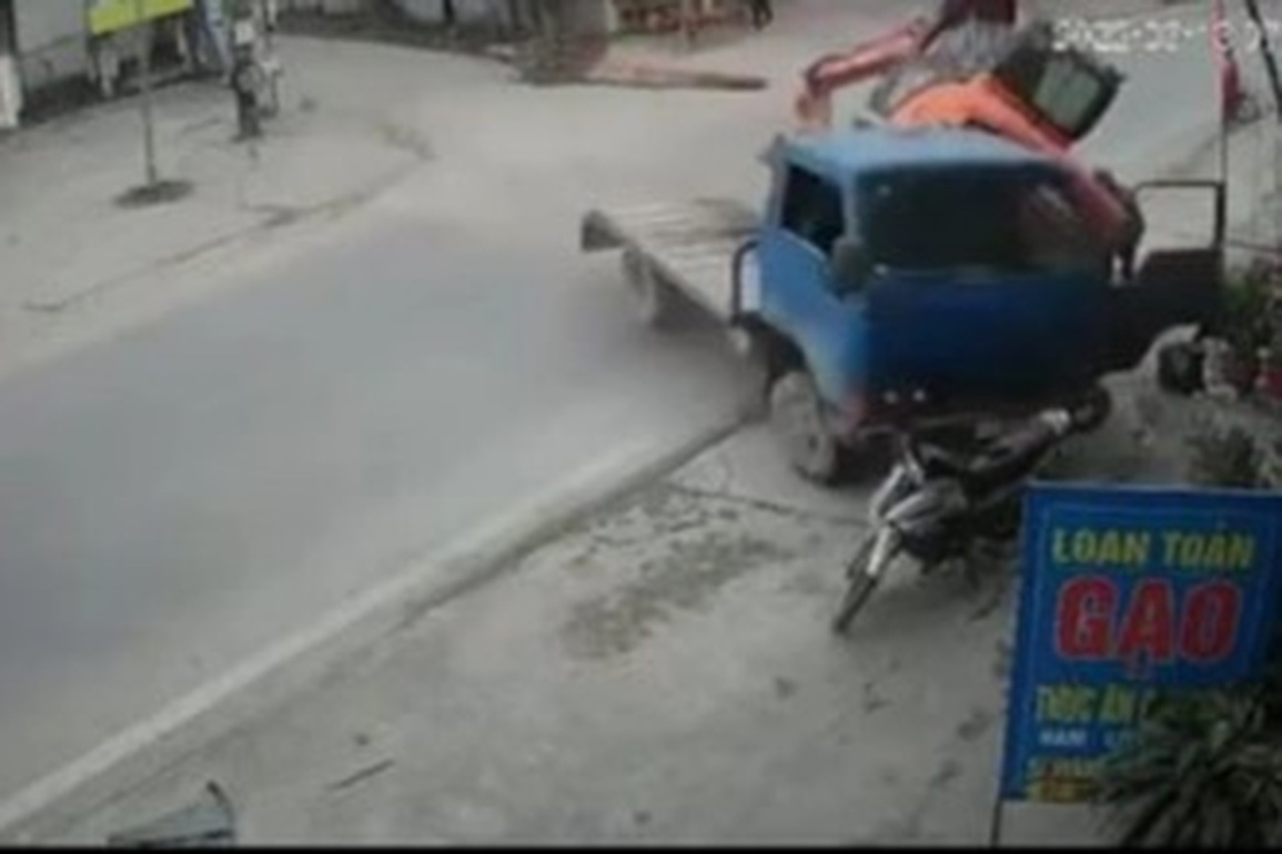 Xe tải chở máy xúc mất lái đè lên người đàn ông đứng bên đường - 1 Xe tải chở máy xúc mất lái đè lên người đàn ông đứng bên đường - 1