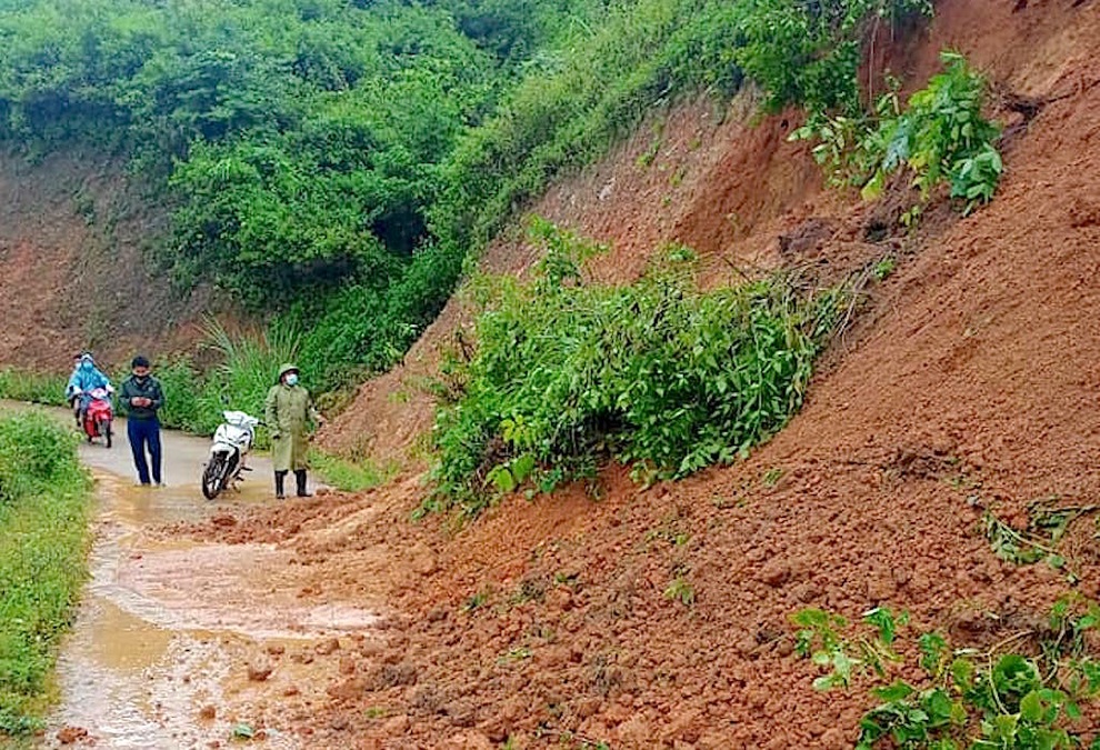 Mưa lớn gây sạt lở ở huyện biên giới, di dời khẩn cấp dân đến nơi an toàn - 3 Mưa lớn gây sạt lở ở huyện biên giới, di dời khẩn cấp dân đến nơi an toàn - 3