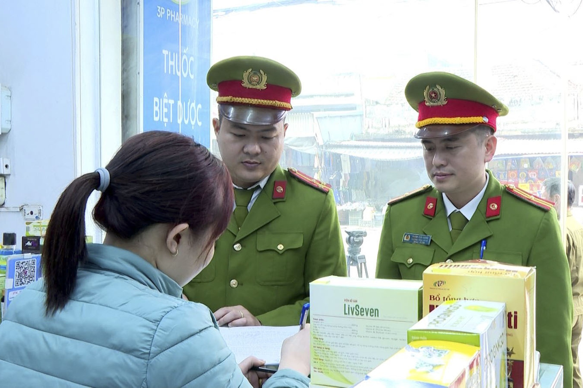 Công an xã là người bạn gần gũi, tin cậy của người dân ở cơ sở - 3 Công an xã là người bạn gần gũi, tin cậy của người dân ở cơ sở - 3