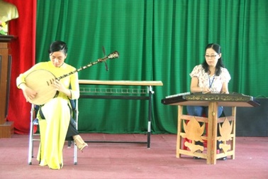 Tiếng đàn hát rộn rã phòng thi 