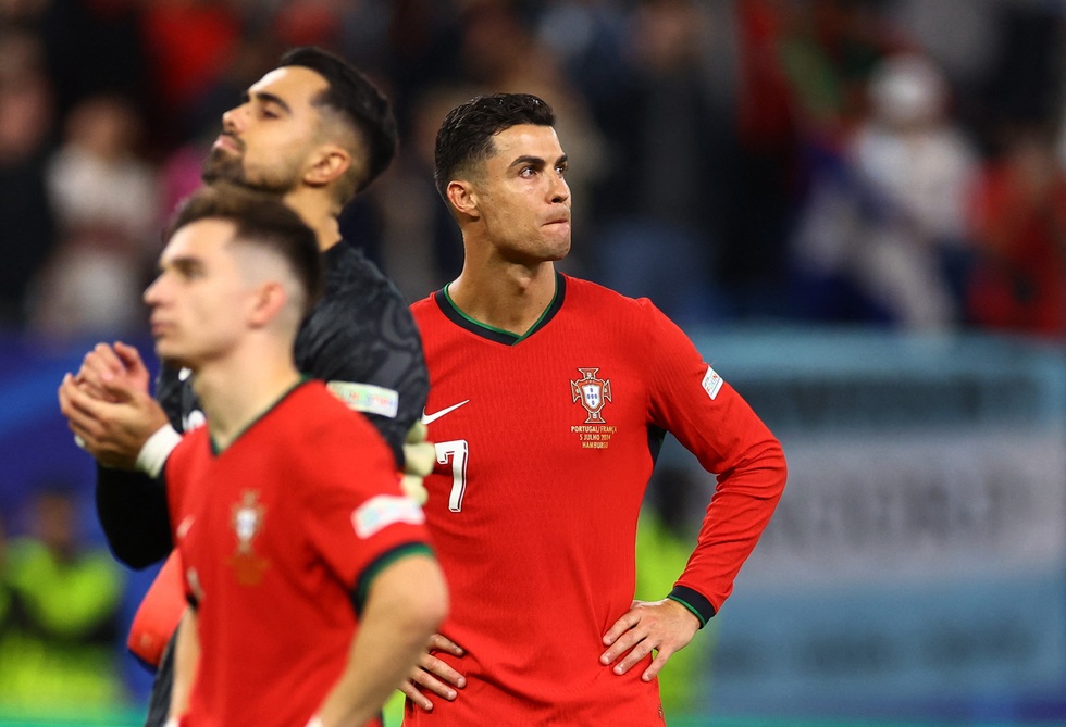 Nước mắt Pepe, tạm biệt Ronaldo và cây quyền trượng trao lại cho Mbappe