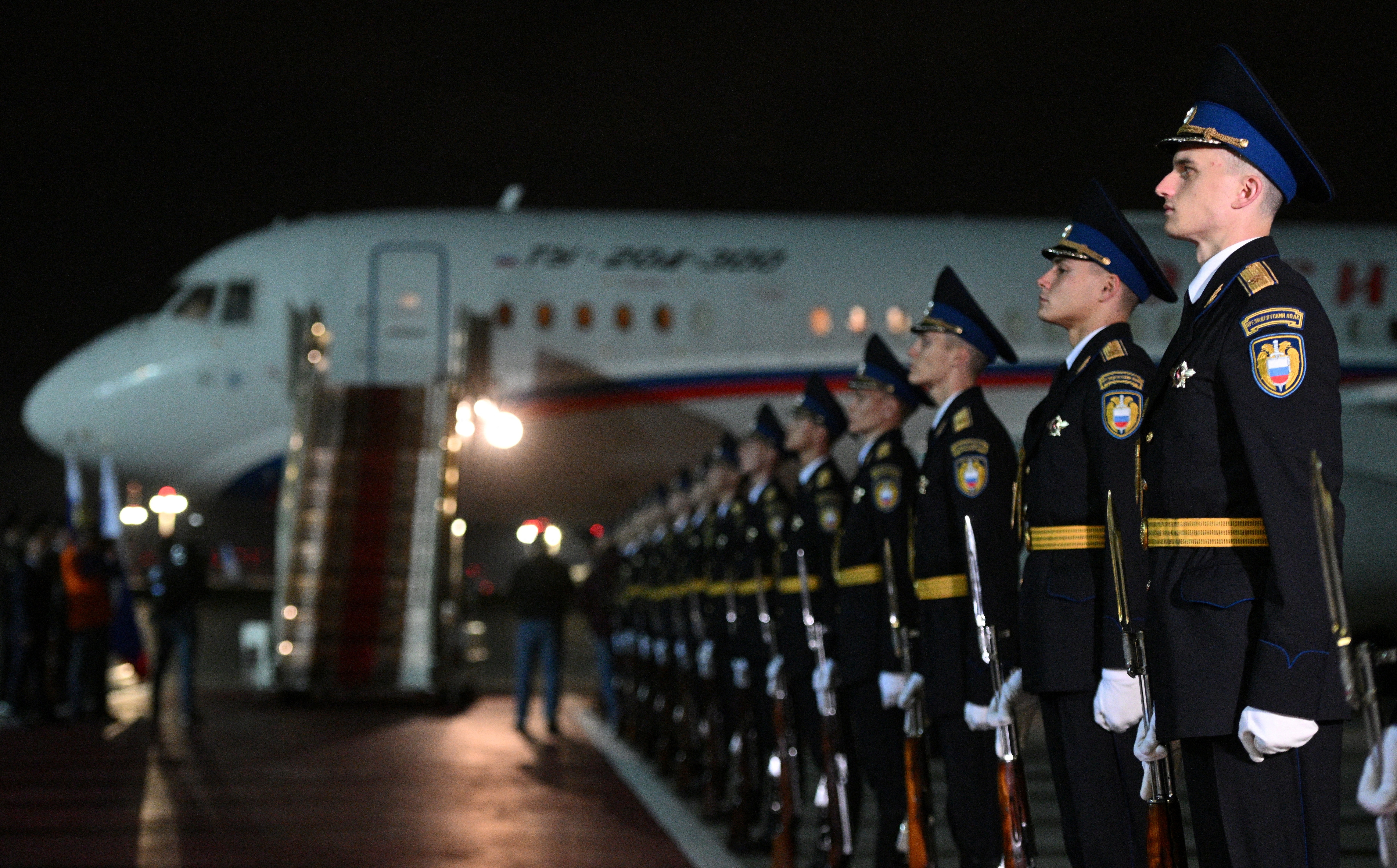 View - Ông Putin, ông Biden ra sân bay đón các tù nhân trong cuộc trao đổi lịch sử | Báo Dân trí