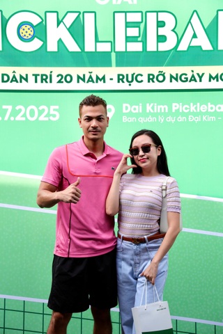 Minh Quân, Khánh Linh rạng rỡ cổ vũ dàn nghệ sĩ ở giải pickleball Dân trí - 1