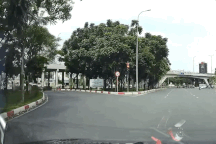 Người phụ nữ đi xe máy vượt đèn đỏ, "lùa" ô tô phanh dúi dụi