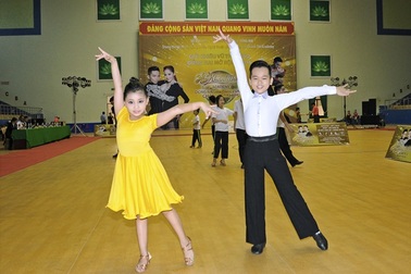 Siêu mẫu nhí Khánh Ngọc tự tin sải bước chuyên nghiệp trên sàn diễn