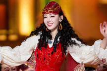 Sự hy sinh của Địch Lệ Nhiệt Ba để có bài múa hút 300 triệu lượt xem