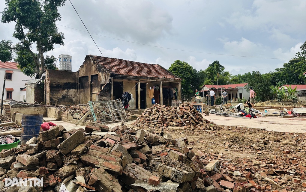 Cụ ông bị lũ cuốn ra bụi tre, mắt đỏ hoe nhìn nhà sập - 2 Cụ ông bị lũ cuốn ra bụi tre, mắt đỏ hoe nhìn nhà sập - 2