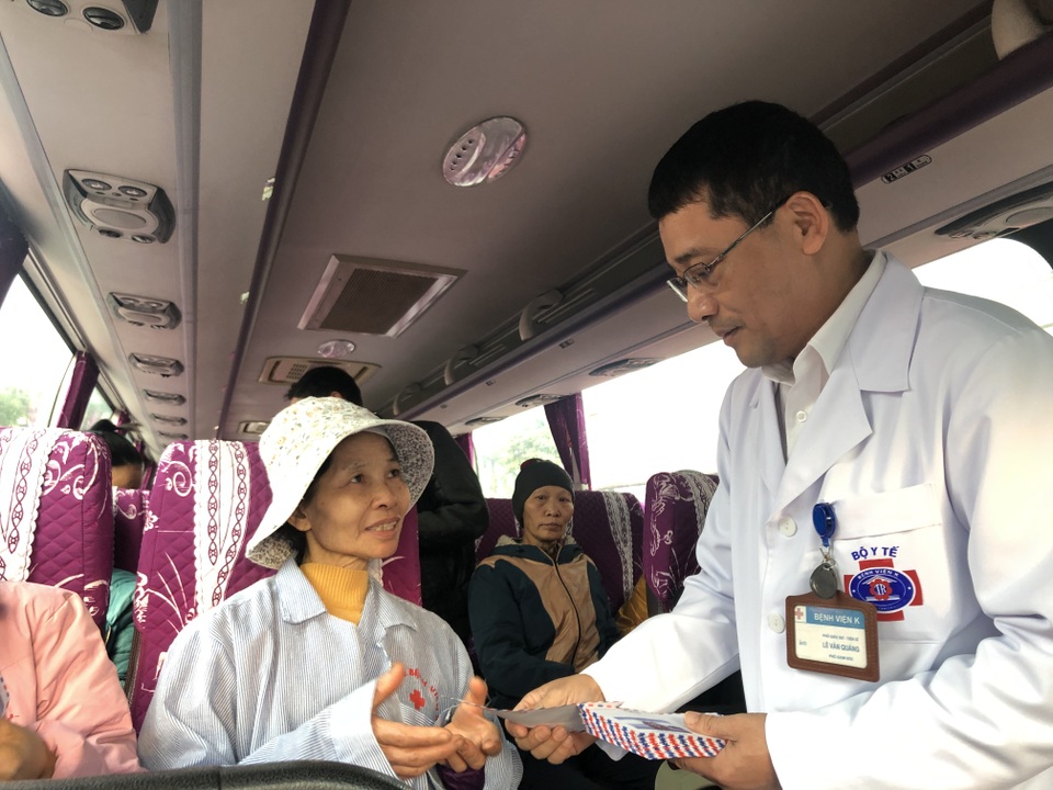 Hạnh phúc ngày về nhà ăn Tết trên chuyến xe yêu thương dành cho bệnh nhân ung thư - 5 Hạnh phúc ngày về nhà ăn Tết trên chuyến xe yêu thương dành cho bệnh nhân ung thư - 5