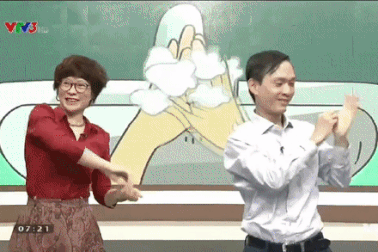 Lãnh đạo phường Trúc Bạch nhảy “Ghen cô Vy” sau khi dỡ lệnh cách ly