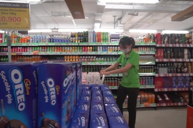 Không gian mua sắm bên trong siêu thị FujiMart thứ 3 tại 324 Tây Sơn