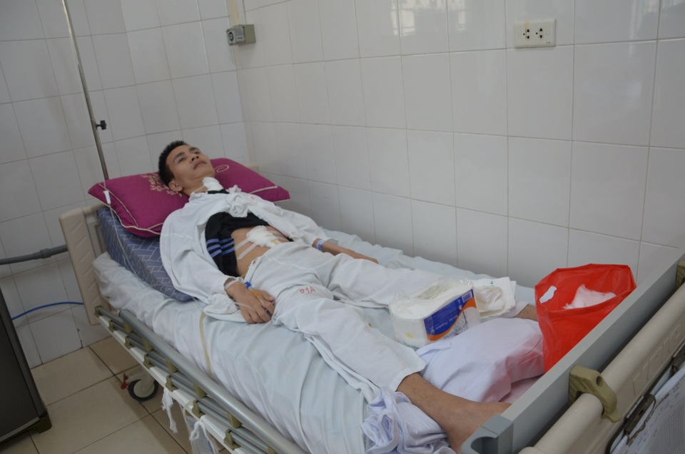Người vợ nghẹn ngào khẩn cầu bạn đọc cứu chồng sau vụ ngã giàn giáo - 1 Người vợ nghẹn ngào khẩn cầu bạn đọc cứu chồng sau vụ ngã giàn giáo - 1