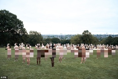 Hàng trăm người khỏa thân ở Anh chụp ảnh nghệ thuật chủ đề về Covid-19