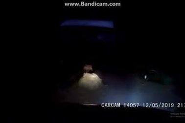 Nông dân phơi rơm ngay trên đường tiềm ẩn nguy cơ tai nạn giao thông