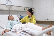 Dập nát chân do cuốn vào máy gặt, người bố 3 con xin “cắt chân cho đỡ khổ”