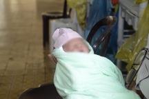 Bé trai sơ sinh còn nguyên dây rốn bị bỏ rơi trong công viên