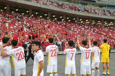 Khoảnh khắc các cổ động viên Việt Nam tại Singapore vẫn ủng hộ sau thất bại