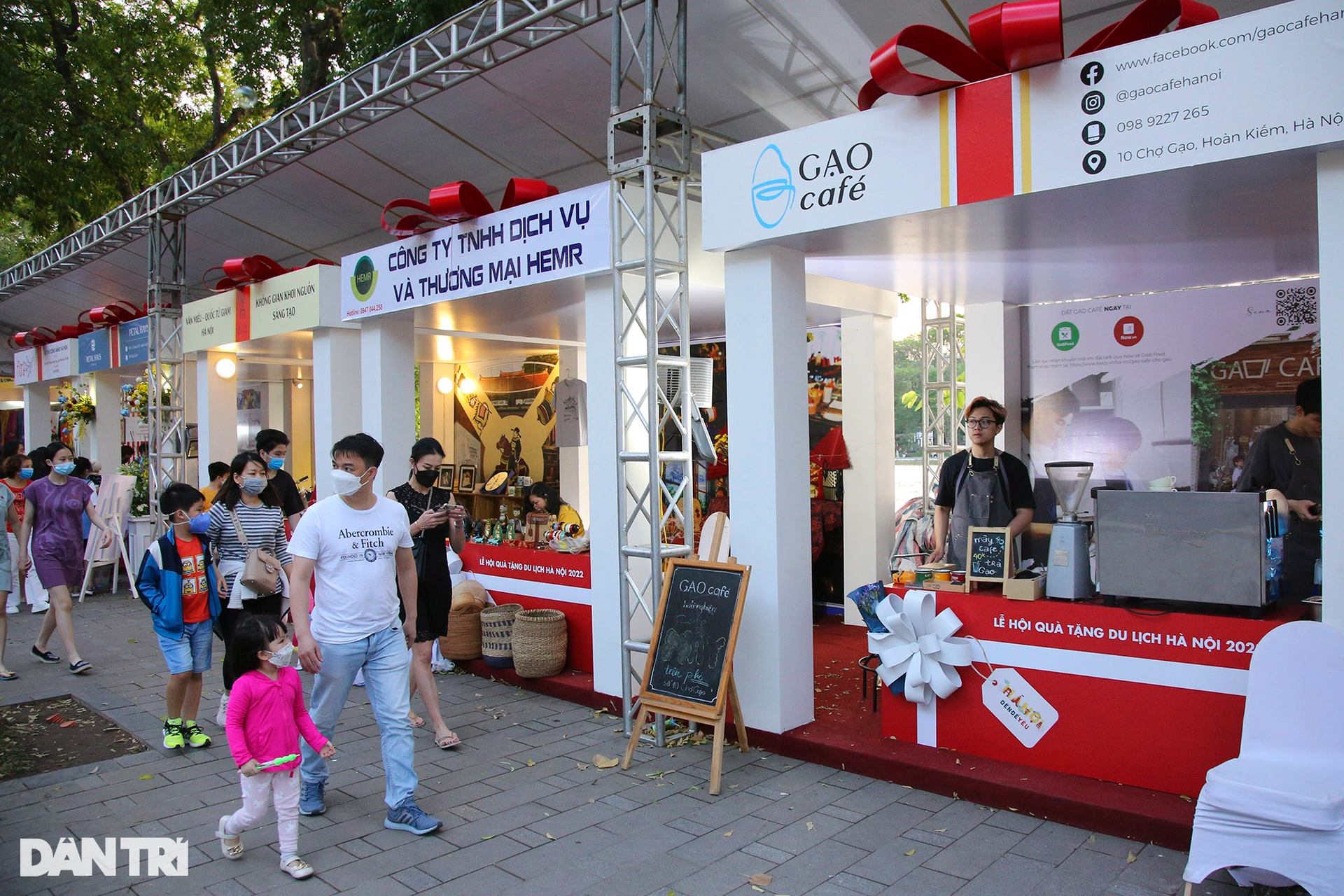 Thời tiết tuyệt đẹp, phố đi bộ quanh Hồ Gươm đông kín khách - 6