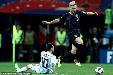 Đăng ảnh "vượt mặt" Messi, Rakitic hết đường ở lại Barcelona