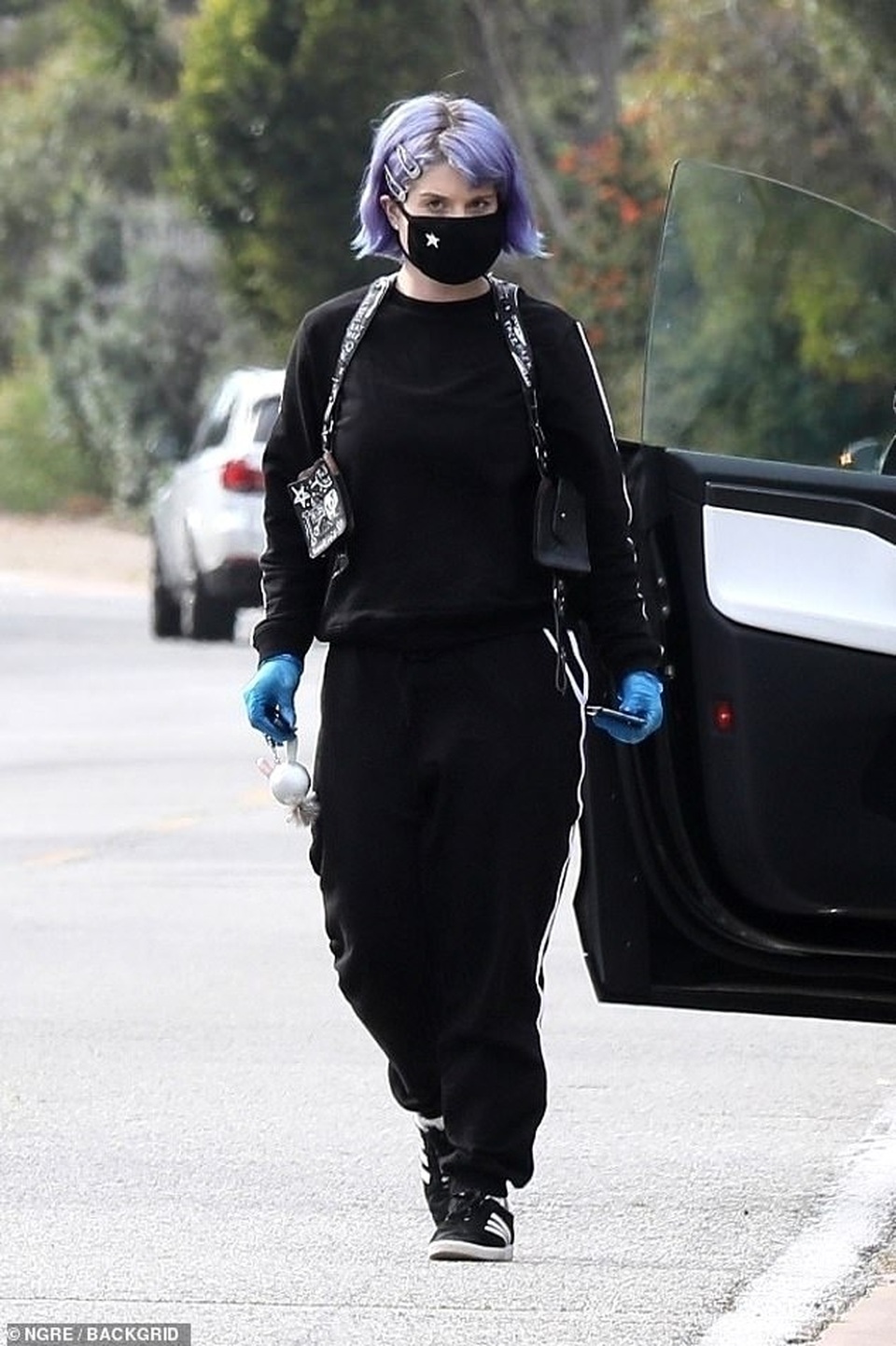 Người sói Hugh Jackman đeo khẩu trang ra phố - 6 Người sói Hugh Jackman đeo khẩu trang ra phố - 6