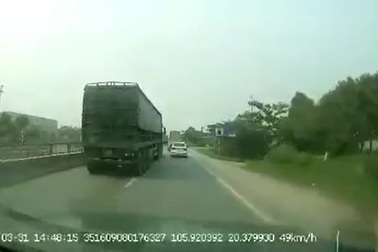 Chuyển làn không quan sát, xe tải hất văng xe con