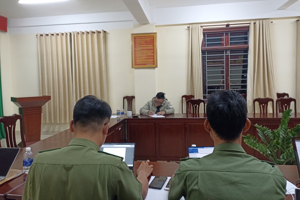 Công an làm việc với TikToker chê người miền Trung - 2 Công an làm việc với TikToker chê người miền Trung - 2