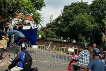 Cầu Long Biên bất ngờ bị cấm để quay phim, dân bức xúc vì tắc cứng