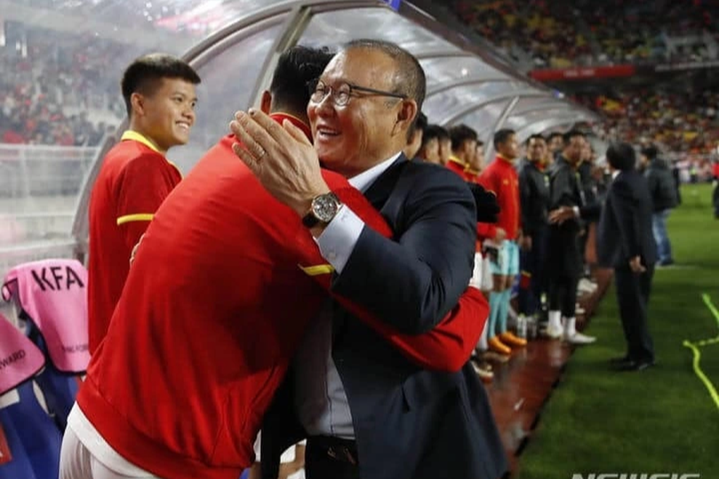 Khoảnh khắc xúc động của HLV Park Hang Seo với các tuyển thủ Việt Nam - 1
