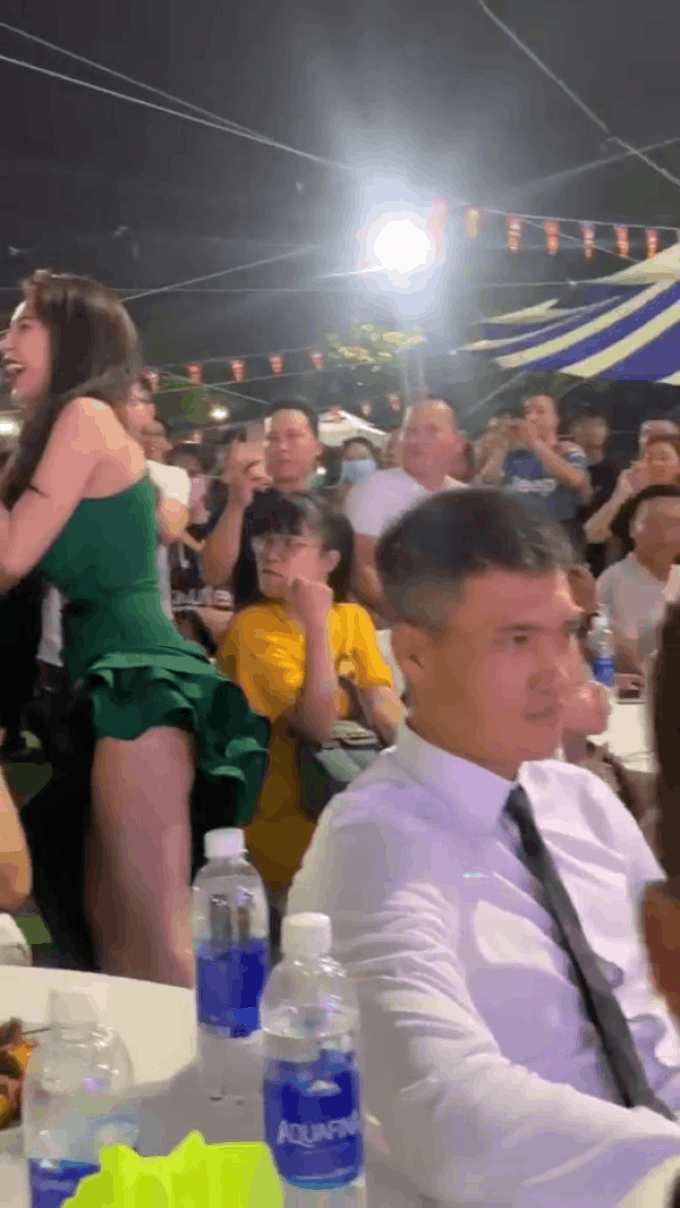 Thuỷ Tiên say sưa biểu diễn, xuống cả khu vực khán giả nhưng Công Vinh lại trưng ra gương mặt không cảm xúc - Ảnh 3. Thuỷ Tiên say sưa biểu diễn, xuống cả khu vực khán giả nhưng Công Vinh lại trưng ra gương mặt không cảm xúc - Ảnh 3.