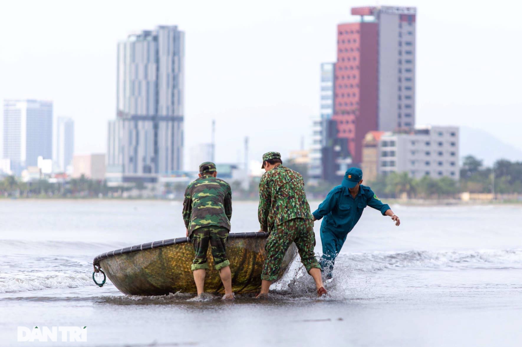 Hàng trăm tàu thuyền của ngư dân Đà Nẵng được đưa lên bờ tránh bão số 9 - 8 Hàng trăm tàu thuyền của ngư dân Đà Nẵng được đưa lên bờ tránh bão số 9 - 8