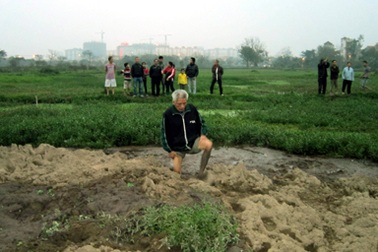 Đơn vị thi công “phủi tay”, người dân lội bùn tìm mộ