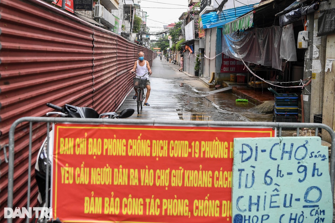 Hà Nội: Dựng bức tường tôn dài 200 m chia đôi 2 quận để phòng dịch - 4 Hà Nội: Dựng bức tường tôn dài 200 m chia đôi 2 quận để phòng dịch - 4