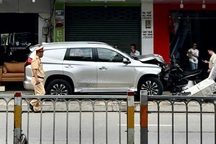 Ô tô 7 chỗ mất lái tông xe máy, trụ điện ở TPHCM