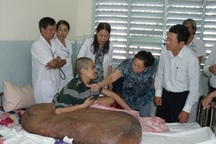 Chuyên gia Mỹ “can thiệp” cho người mang khối bướu khổng lồ