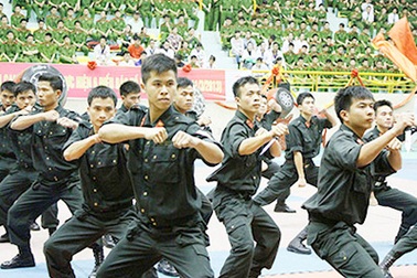 1000 bạn trẻ ngành Công an tranh tài Hội thi bắn súng, võ thuật