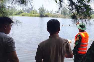 Thuyền chở ba người lật giữa đầm, một người tử vong