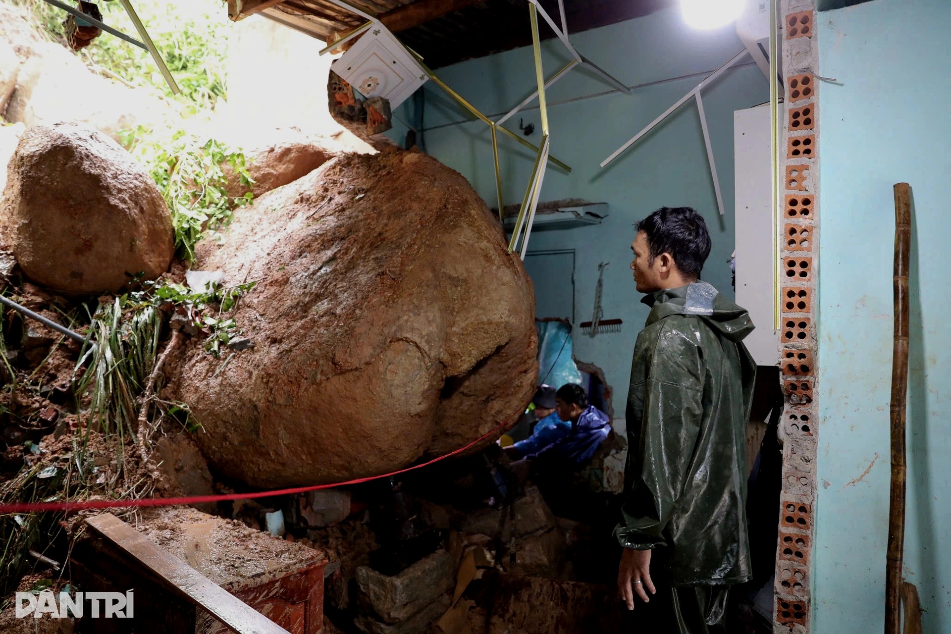 Sạt lở tại Đèo Cả: 2 chị em thiệt mạng, hàng nghìn phương tiện mắc kẹt - 1