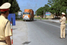 Quy định CSGT không được mang quá 100 nghìn đồng… chưa hợp lý