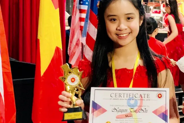 Cô gái xinh đẹp 12 tuổi với bảng vàng thành tích Piano
