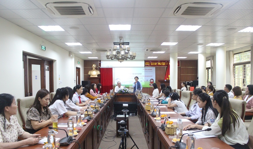 cam nhan ve cuon sach em yeu (1).JPG cam nhan ve cuon sach em yeu (1).JPG