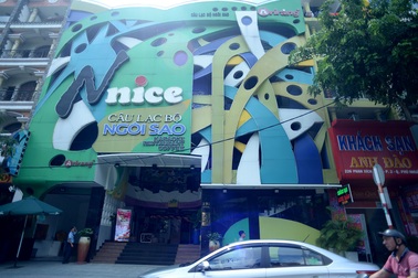 Ẩn họa phía sau những biển quảng cáo “khủng” bịt kín mặt tiền