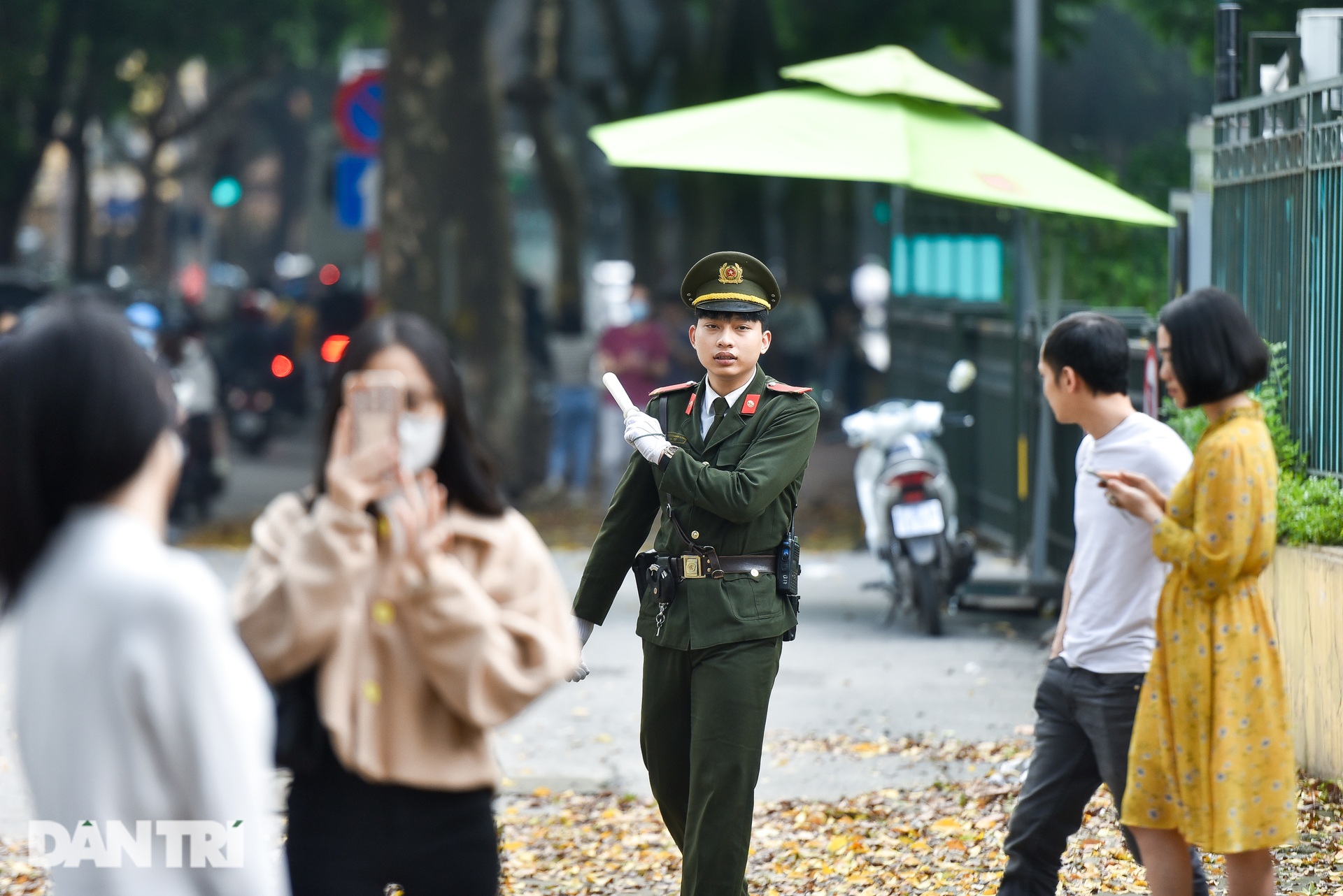 Du khách xếp hàng chụp lá vàng rơi ở góc phố Hà Nội - 13 Du khách xếp hàng chụp lá vàng rơi ở góc phố Hà Nội - 13