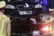 Tài xế chốt cửa xe bỏ đi, "trốn" kiểm tra nồng độ cồn