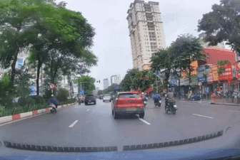 Ô tô con bật xi-nhan trái khoáy rồi dừng khựng trước đèn xanh gây "lú"